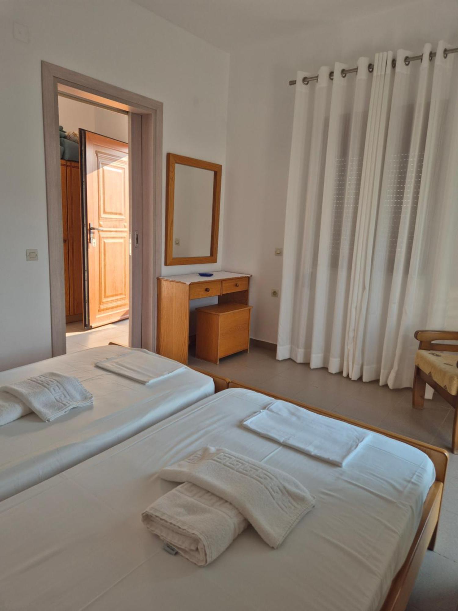 Akrotiri Apartments Makrýgialos Eksteriør billede