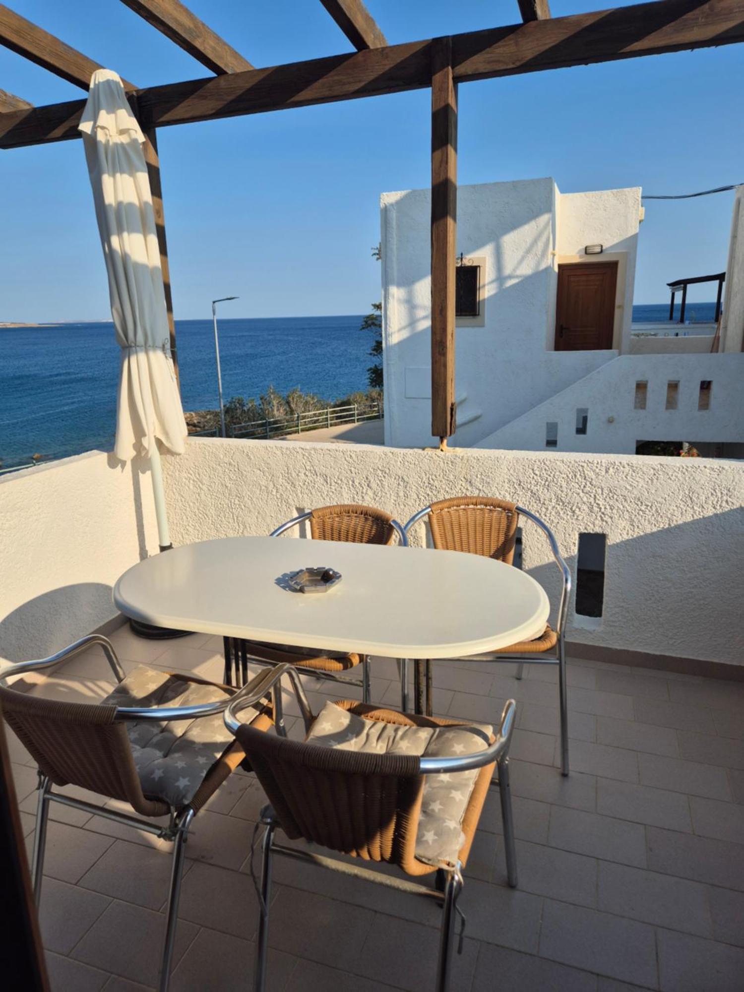 Akrotiri Apartments Makrýgialos Eksteriør billede
